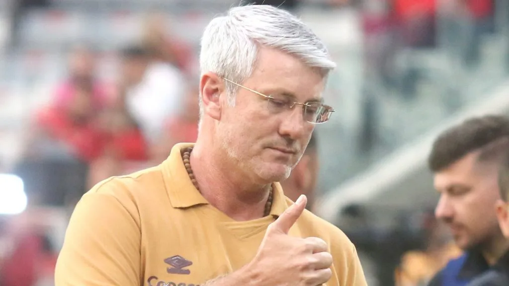 Odair Hellmann tecnico do Athletico-PR durante partida contra o Athletic Club no estadio Arena da Baixada pelo campeonato Brasileiro B 2025. Foto: Gabriel Machado/AGIF
