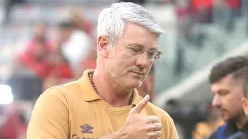 PR – CURITIBA – 24/05/2025 – BRASILEIRO B 2025, ATHLETICO-PR X ATHLETIC CLUB – Odair Hellmann tecnico do Athletico-PR durante partida contra o Athletic Club no estadio Arena da Baixada pelo campeonato Brasileiro B 2025. Foto: Gabriel Machado/AGIF