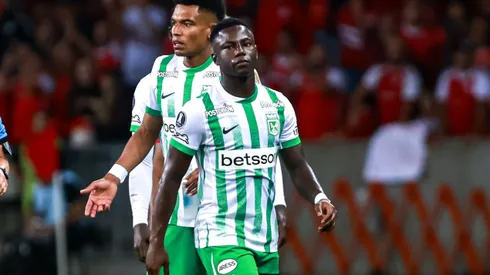 RS – PORTO ALEGRE – 10/04/2025 – COPA LIBERTADORES 2025, INTERNACIONAL X ATLETICO NACIONAL – Marino Hinestroza jogador do Atletico Nacional recebe cartao vermelho do arbitro durante partida contra o Internacional no estadio Beira-Rio pelo campeonato Copa Libertadores 2025. Foto: Maxi Franzoi/AGIF