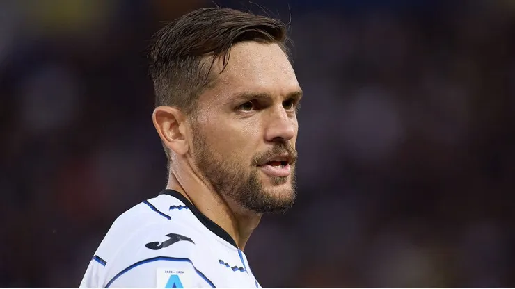 VERONA, ITALY - SEPTEMBER 27: Rafael Toloi of Atalanta BC looks on during the Serie A TIM match between Hellas Verona FC and Atalanta BC at Stadio Marcantonio Bentegodi on September 27, 2023 in Verona, Italy. (Photo by Emmanuele Ciancaglini/Getty Images)