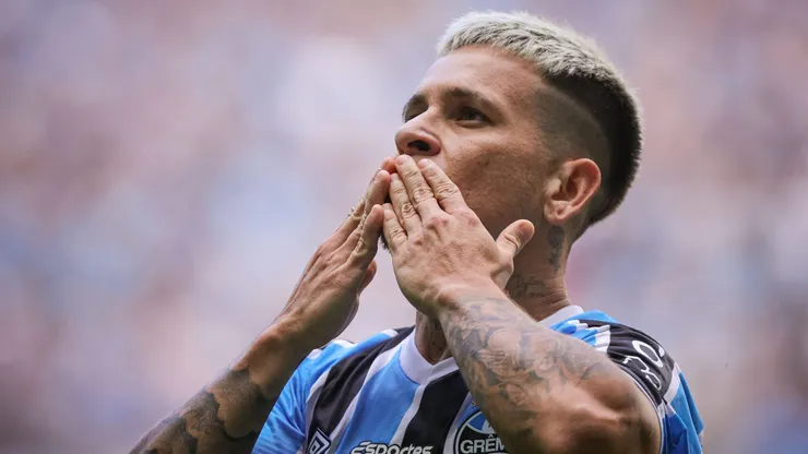 Soteldo jogador do Gremio comemora seu gol durante partida contra o Atletico-GO no estadio Arena do Gremio pelo campeonato Brasileiro A 2024.