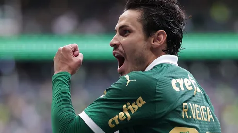Raphael Veiga jogador do Palmeiras comemora seu gol