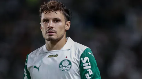 Raphael Veiga em partida pelo Palmeiras. Foto: Rafael Vieira/AGIF