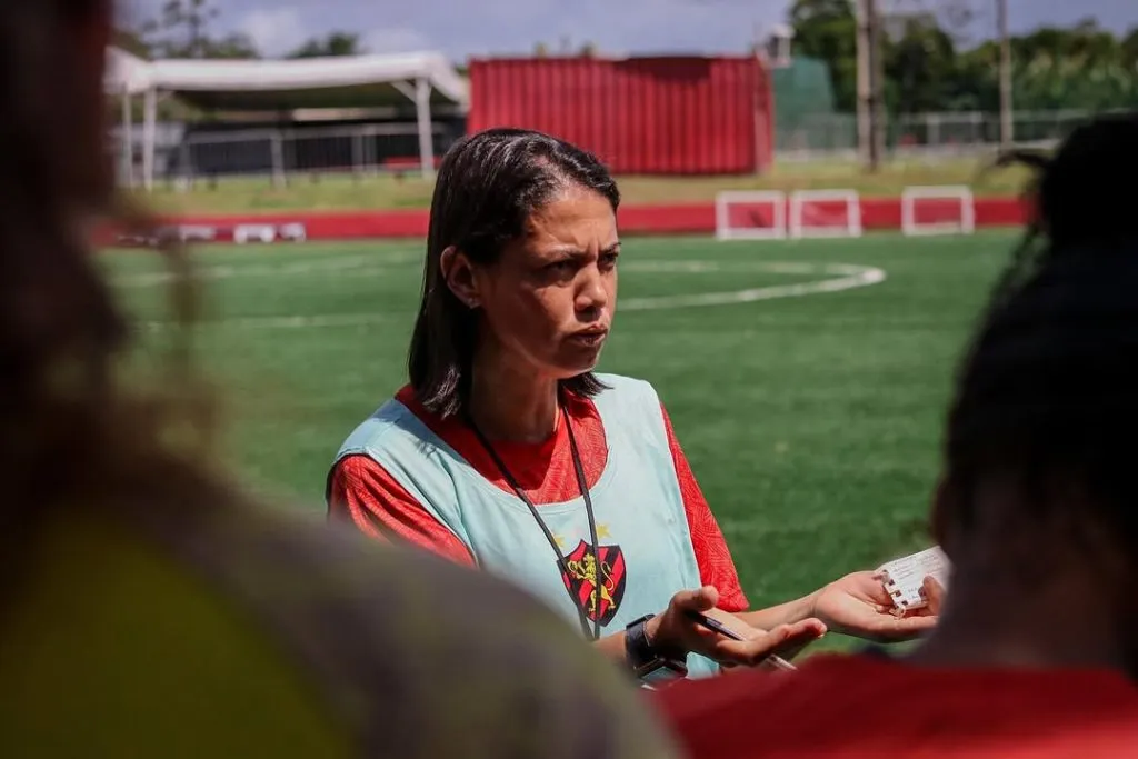 Regiane Santos, técnica do Sport, durante treino da equipe (Reprodução/Sandy James/Sport)