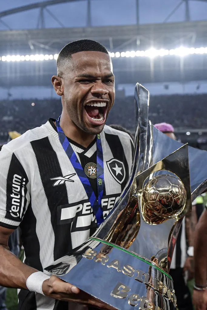 aRJ – RIO DE JANEIRO – 08/12/2024 – BRASILEIRO A 2024, BOTAFOGO X SAO PAULO – Junior santos Jogador do Botafogo comemoram titulo de campeao durante cerimonia de premiacao apos vitoria contra o Sao Paulo em partida no estadio Engenhao pela decisao do campeonato Brasileiro A 2024. Foto: Thiago Ribeiro/AGIF