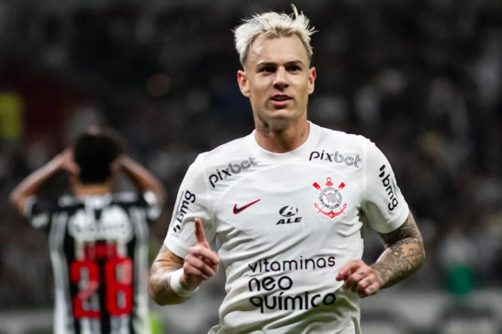MG – BELO HORIZONTE – 08/07/2023 – BRASILEIRO A 2023, ATLETICO-MG X CORINTHIANS – Roger Guedes jogador do Corinthians comemora seu gol durante partida contra o Atletico-MG no estadio Mineirao pelo campeonato Brasileiro A 2023. Foto: Fernando Moreno/AGIF