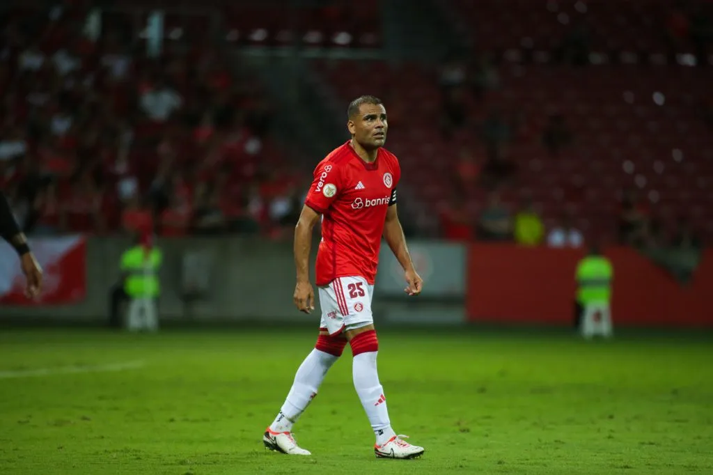 Gabriel Mercado jogador do Internacional durante partida contra o Bragantino no  Beira-Rio pelo campeonato Brasileiro A 2023. Foto: Giancarlo Santorum/AGIF