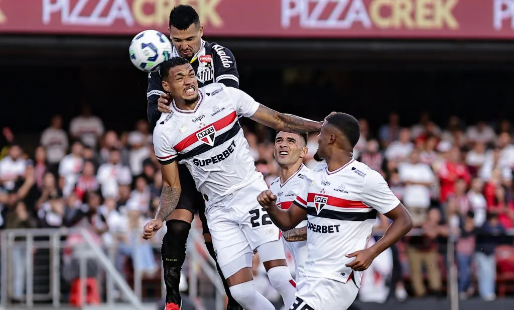 Ruan jogador do São Paulo durante partida contra o Santos – Foto: Fabio Giannelli/AGIF