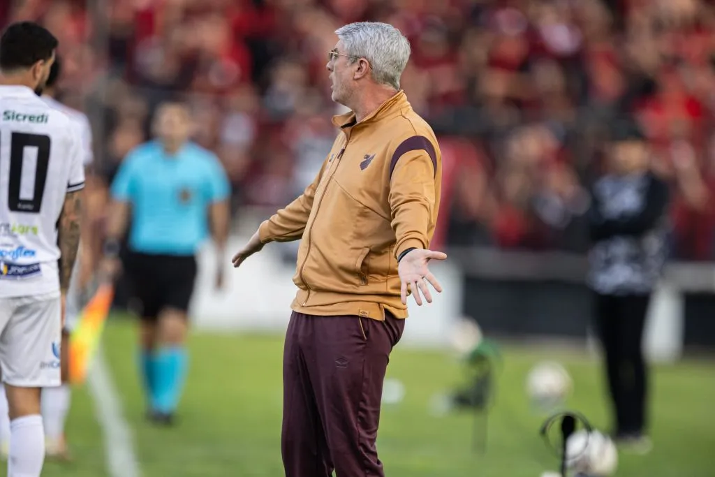 Odair Hellman tecnico do Athletico-PR durante partida contra o Operario no estadio Germano Kruger pelo campeonato Brasileiro B 2025. Foto: Paulo De Tarso/AGIF
