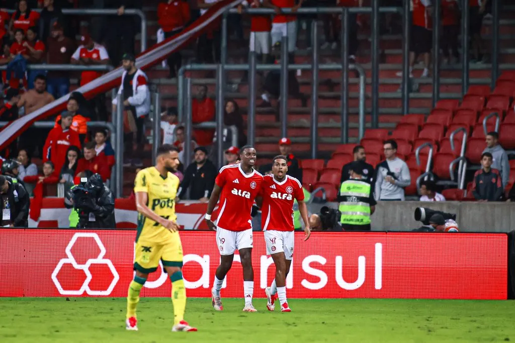 RS – PORTO ALEGRE – 18/05/2025 – BRASILEIRO A 2025, INTERNACIONAL X MIRASSOL – Ricardo Mathias jogador do Internacional comemora seu gol com Gustavo Prado jogador da sua equipe durante partida contra o Mirassol no estadio Beira-Rio pelo campeonato Brasileiro A 2025. Foto: Maxi Franzoi/AGIF
