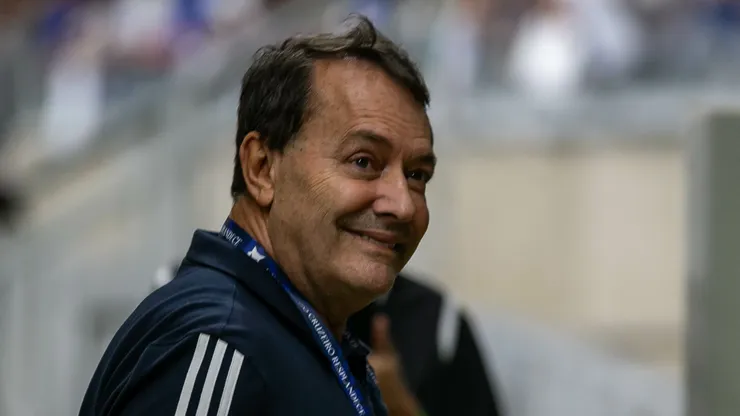 MG - BELO HORIZONTE - 04/05/2025 - BRASILEIRO A 2025, CRUZEIRO X FLAMENGO - Pedrinho Dirigente do Cruzeiro durante partida contra o Flamengo no estadio Mineirao pelo campeonato Brasileiro A 2025. Foto: Fernando Moreno/AGIF