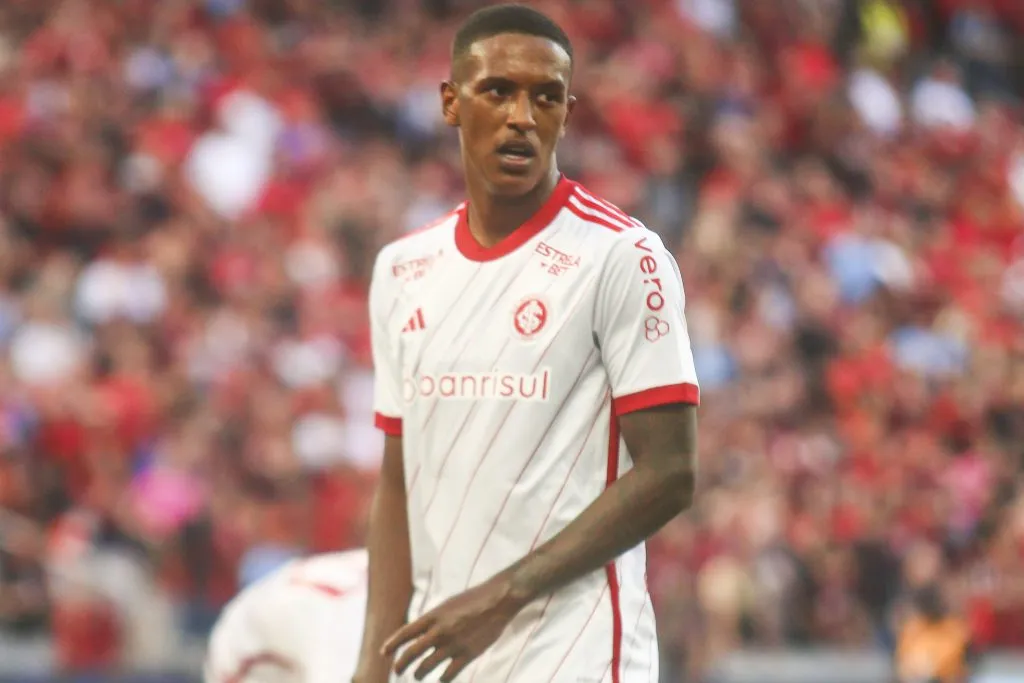 PR – CURITIBA – 21/04/2024 – BRASILEIRO A 2024, ATHLETICO-PR X INTERNACIONAL – Robert Renan jogador do Internacional durante partida contra o Athletico-PR no estadio Arena da Baixada pelo campeonato Brasileiro A 2024. Foto: Gabriel Rosa Machado/AGIF