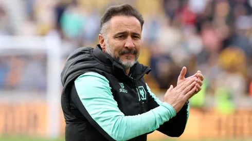 WOLVERHAMPTON, ENGLAND – MAY 25: Vitor Pereira, the Wolverhampton Wanderers manager applauds the crowd the Premier League match between Wolverhampton Wanderers FC and Brentford FC at Molineux on May 25, 2025 in Wolverhampton, England. (Photo by David Rogers/Getty Images)