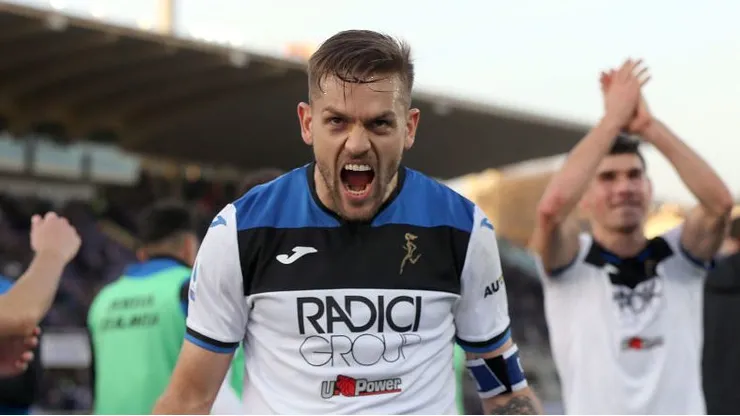 FLORENCE, ITALY - FEBRUARY 08: Rafael Toloi of Atalanta BC celebrates the victory during the Serie A match between ACF Fiorentina and Atalanta BC at Stadio Artemio Franchi on February 8, 2020 in Florence, Italy. (Photo by Gabriele Maltinti/Getty Images)