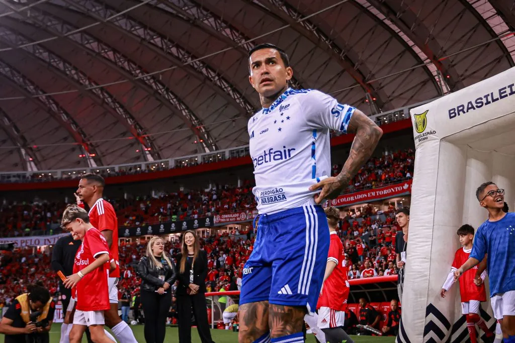 SP – PORTO ALEGRE – 06/04/2025 – BRASILEIRO A 2025, INTERNACIONAL X CRUZEIRO –  Dudu do Cruzeiro durante entrada em campo para partida contra o Internacional no estadio Beira-Rio pelo campeonato Brasileiro A 2025. Foto: Maxi Franzoi/AGIF