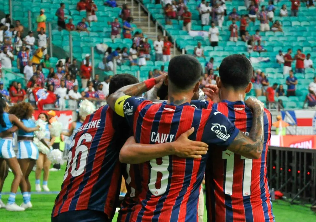 Thiaguinho jogador do Bahia comemora seu gol com jogadores do seu time durante partida contra o Nautico no estadio Fonte Nova pelo campeonato Copa Do Nordeste 2025. Foto: Jhony Pinho/AGIF