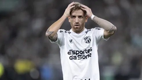 Pedro Henrique jogador do Ceara lamenta durante partida contra o Botafogo no estadio Engenhao pelo campeonato Brasileiro A 2025. Foto: Jorge Rodrigues/AGIF