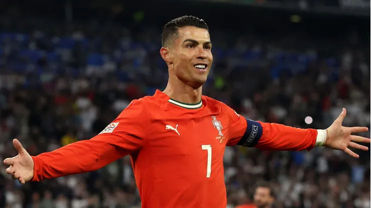 Cristiano Ronaldo comemorando gol pela seleção de Portugal. (Photo by Alexander Hassenstein/Getty Images)