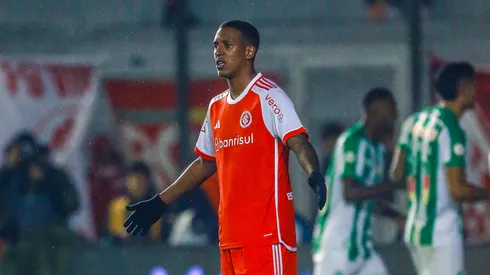 Robert Renan jogador do Internacional lamenta durante partida contra o Juventude no estadio Alfredo Jaconi pelo campeonato Copa Do Brasil 2024. Foto: Giancarlo Santorum/AGIF