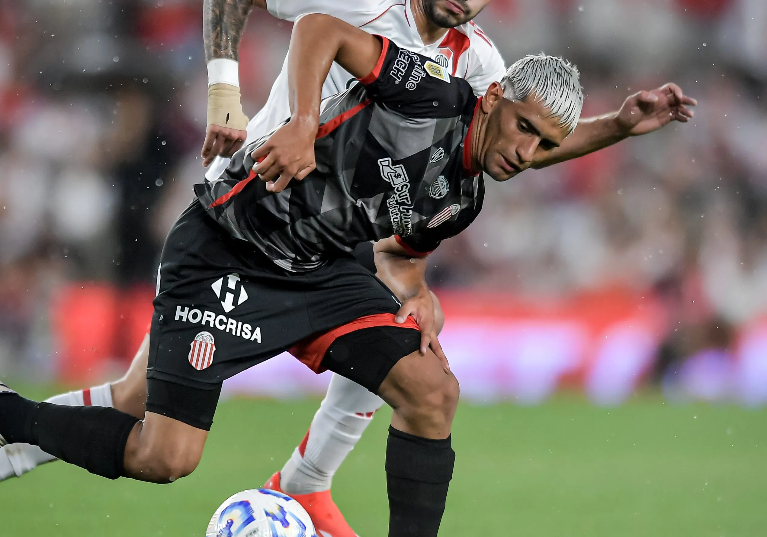 BUENOS AIRES, ARGENTINA – NOVEMBER 10: Javier Ruiz of Barracas Central competes for the ball against Santiago Simon of River Plate during a Liga Profesional 2024 match between River Plate and Barracas Central at Estadio M·s Monumental Antonio Vespucio Liberti on November 10, 2024 in Buenos Aires, Argentina. (Photo by Marcelo Endelli/Getty Images)