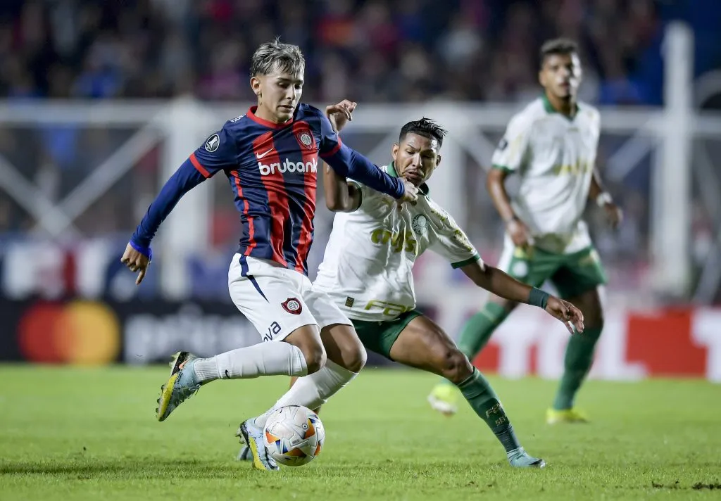 BUENOS AIRES, ARGENTINA – APRIL 3: Elian Irala of San Lorenzo competes for the ball with Rony of Palmeiras during a Copa CONMEBOL Libertadores 2024 Group F match between San Lorenzo and Palmeiras at Pedro Bidegain Stadium on April 3, 2024 in Buenos Aires, Argentina. (Photo by Marcelo Endelli/Getty Images)