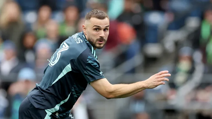 Jordan Morris #13, do Seattle Sounders, controla a bola contra o Los Angeles FC durante o segundo tempo no Lumen Field, em 8 de março de 2025, em Seattle, Washington. (Foto de Steph Chambers/Getty Images)