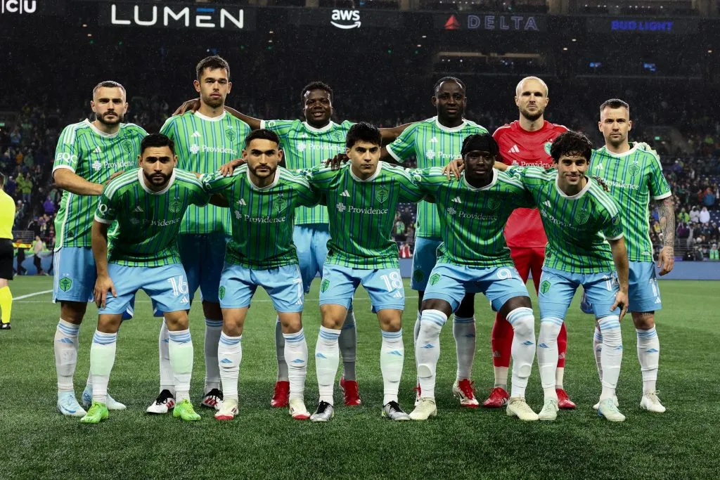 Os 11 titulares do Seattle Sounders em campo antes do jogo contra o Charlotte FC no Lumen Field, em 22 de fevereiro de 2025, em Seattle, Washington. O Charlotte FC e o Seattle Sounders empataram em 2 a 2 no final do jogo. (Foto de Alika Jenner/Getty Images)
