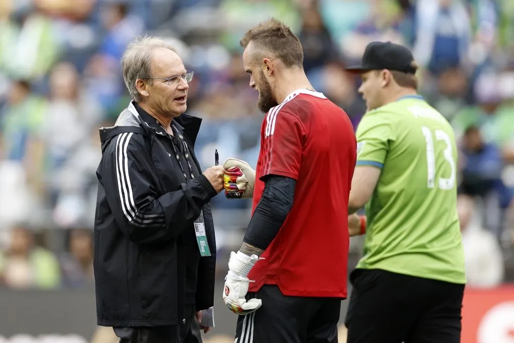 O técnico Brian Schmetzer, do Seattle Sounders, dá um tapinha no punho de Stefan Frei, camisa 24, antes da segunda partida da final da Liga dos Campeões da Concacaf Scotiabank de 2022 contra o Pumas, no Lumen Field, em 4 de maio de 2022, em Seattle, Washington. (Foto de Steph Chambers/Getty Images)