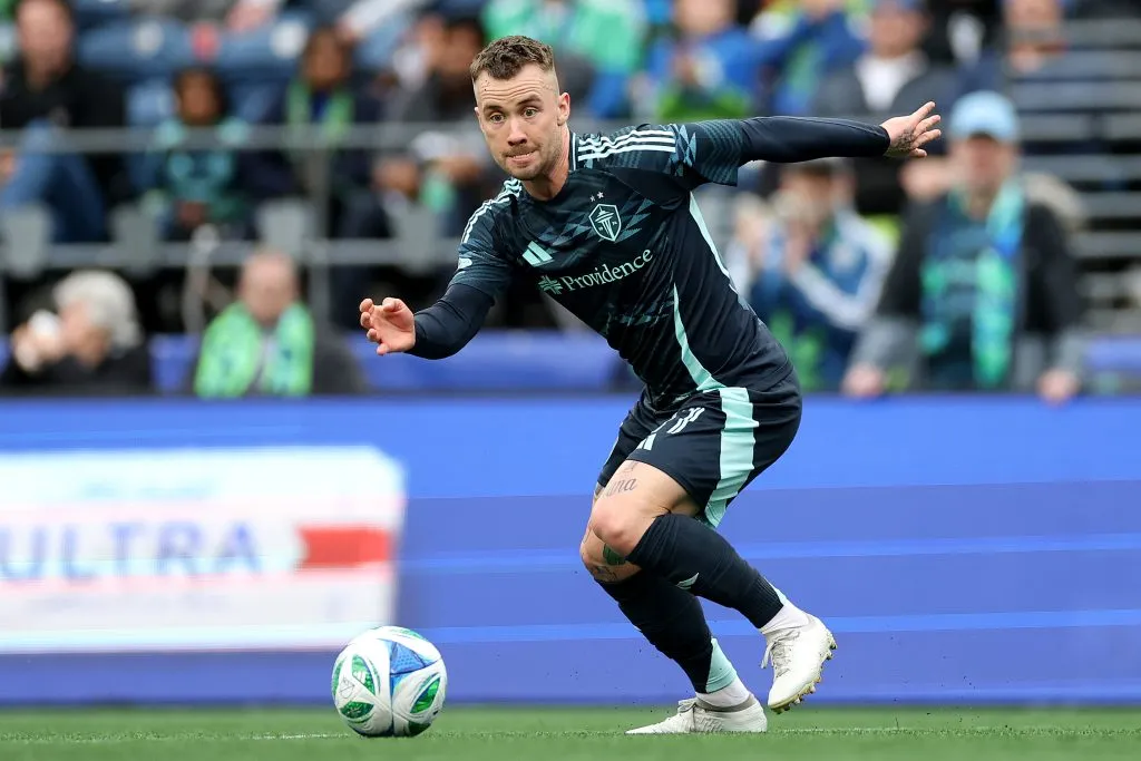 Albert Rusnák, número 11 do Seattle Sounders, controla a bola contra o Los Angeles FC durante o segundo tempo no Lumen Field, em 8 de março de 2025, em Seattle, Washington. (Foto de Steph Chambers/Getty Images)