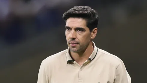 Abel Ferreira técnico do Palmeiras durante partida contra o Cruzeiro no estádio Mineirão pelo campeonato Brasileiro A 2025. Foto: Gilson Lobo/AGIF