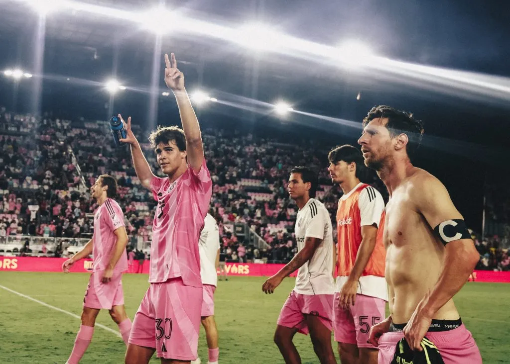 Lionel Messi, camisa 10 do Inter Miami, e Benjamin Cremaschi, camisa 30, em ação contra o Columbus Crew no Chase Stadium, em 31 de maio de 2025, em Fort Lauderdale, Flórida. (Foto de Carmen Mandato/Getty Images)