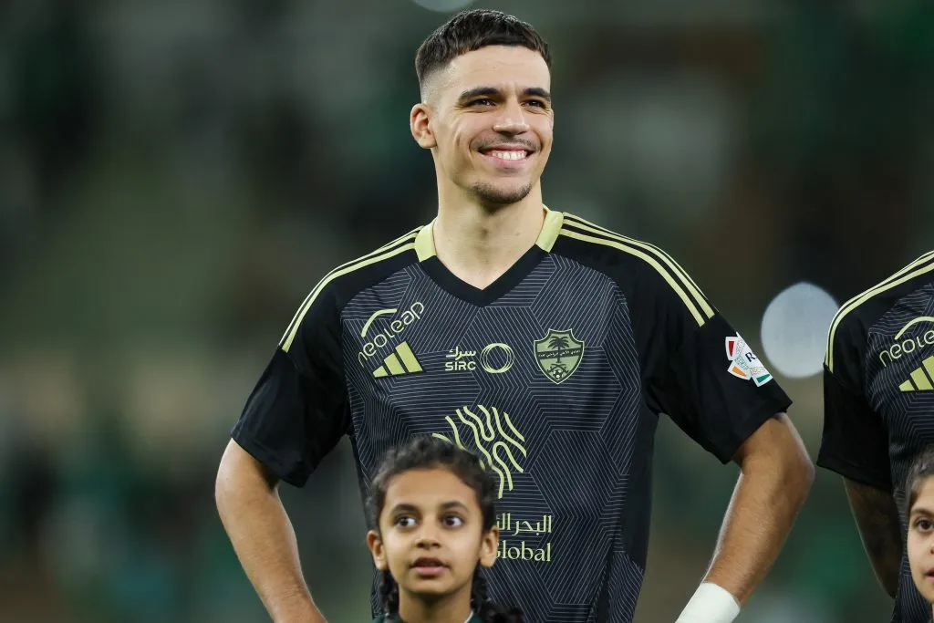 Gabri Veiga, do Al Ahli SFC, observa antes da partida da Saudi Pro League entre o Al Ahli SFC e o Al Khaleej no Estádio Príncipe Abduallah Al Faisal, em 6 de março de 2025, em Jidá, Arábia Saudita. (Foto de Yasser Bakhsh/Getty Images)