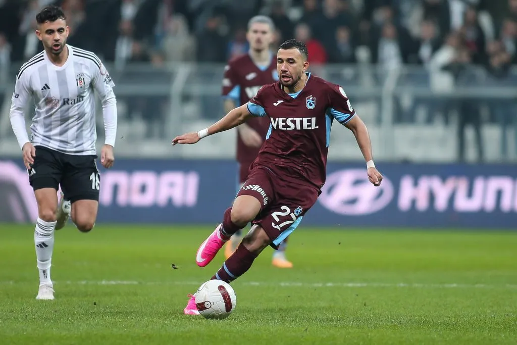 Mahmoud Trezeguet, do Trabzonspor, corre com a bola durante a partida da Superliga Turca entre Besiktas e Trabzonspor, no estádio Vodafone, em 4 de fevereiro de 2024, em Istambul, Turquia. (Foto de Ahmad Mora/Getty Images)