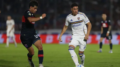 Miguel Merentiel of Boca Juniors is chased by Lorenzo Scipioni of Tigre during a Torneo Apertura Betano 2025 Group A match between Tigre and Boca Juniors at Jose Dellagiovanna Stadium on May 4, 2025 in San Fernando, Argentina.