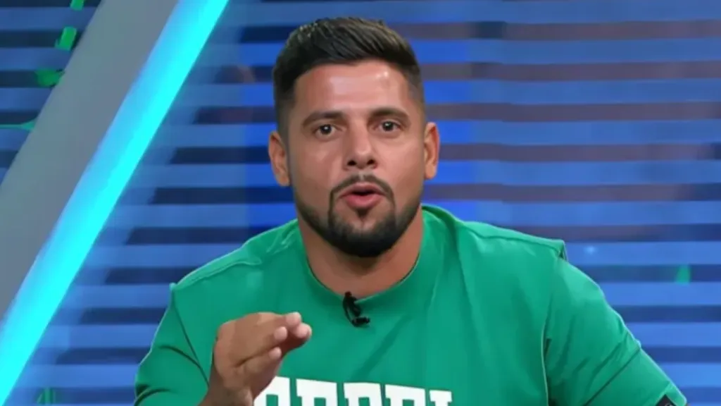 Cicinho zoa Palmeiras com eliminação no Mundial