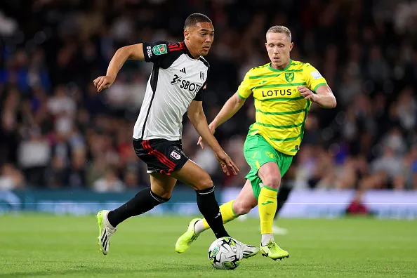 Carlos Vinicius durante confronto contra o Norwich City na Carabao Cup 2023/24. (Photo by Warren Little/Getty Images)