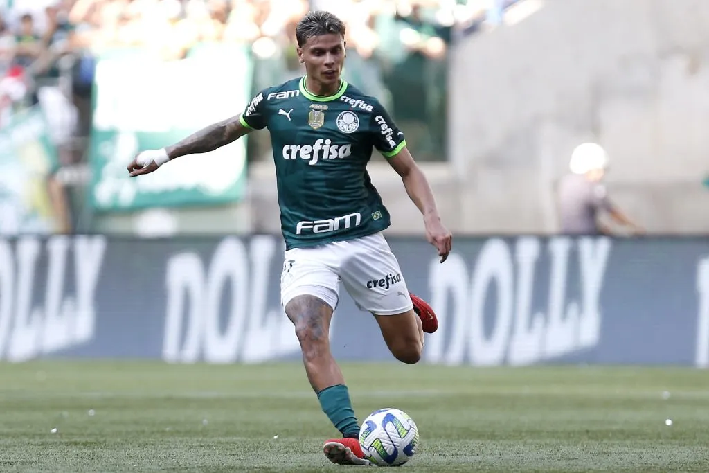 SAO PAULO, BRAZIL – DECEMBER 03: Richard Rios of Palmeiras kicks the ball during a match between Palmeiras and Fluminense as part of Brasileirao Series A 2023 at Allianz Parque on December 03, 2023 in Sao Paulo, Brazil. (Photo by Ricardo Moreira/Getty Images)