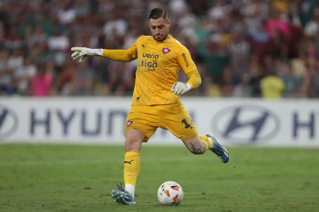 RIO DE JANEIRO, BRAZIL – MAY 16: Jean goalkeeper of Cerro Porteño kicks the ball during the Copa CONMEBOL Libertadores 2024 group A match between Fluminense and Cerro Porteño at Maracana Stadium on May 16, 2024 in Rio de Janeiro, Brazil. (Photo by Wagner Meier/Getty Images)