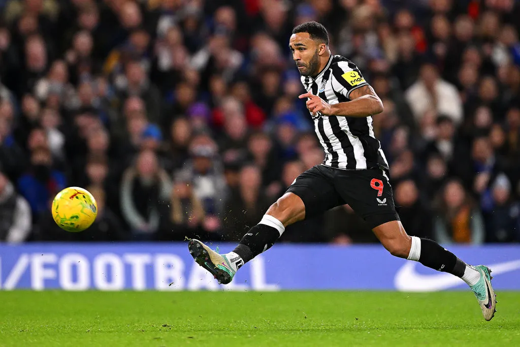 LONDON, ENGLAND – DECEMBER 19: Callum Wilson of Newcastle United scores their sides first goal during the Carabao Cup Quarter Final match between Chelsea and Newcastle United at Stamford Bridge on December 19, 2023 in London, England. (Photo by Mike Hewitt/Getty Images)