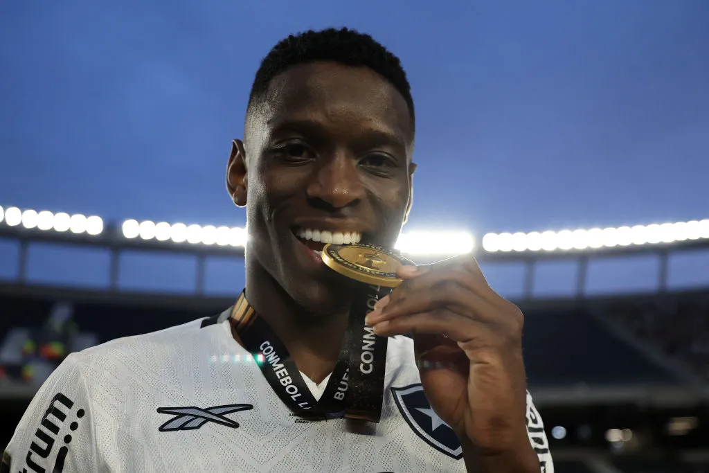 BUENOS AIRES, ARGENTINA – NOVEMBER 30: Luiz Henrique of Botafogo celebrates with winner’s medal after the Copa CONMEBOL Libertadores 2024 Final between Atletico Mineiro and Botafogo at Estadio Más Monumental Antonio Vespucio Liberti on November 30, 2024 in Buenos Aires, Argentina. (Photo by Buda Mendes/Getty Images)