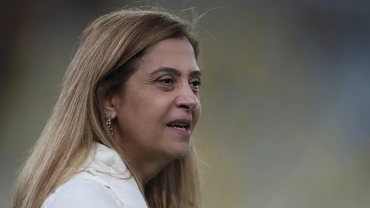 A presidente Leila Mejdalani Pereira do Palmeiras observa antes da partida entre Fluminense e Palmeiras no Brasileirão 2024 no Estádio do Maracanã em 24 de julho de 2024 no Rio de Janeiro, Brasil. (Foto de Wagner Meier/Getty Images)