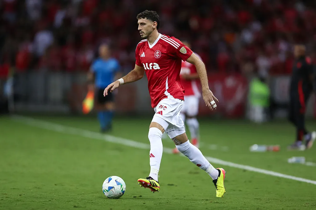 PORTO ALEGRE, BRAZIL – APRIL 10: Agustin Rogel of Internacional controls the ball during the Copa CONMEBOL Libertadores Group F match between Internacional and Atletico Nacional at Beira-Rio Stadium on April 10, 2025 in Porto Alegre, Brazil. (Photo by Pedro H. Tesch/Getty Images)