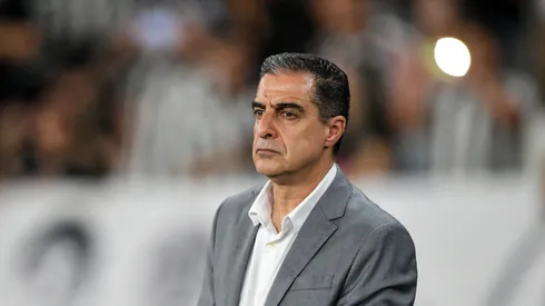Renato Paiva técnico do Botafogo durante partida contra o Universidad de Chile no estádio Engenhão pelo campeonato Copa Libertadores 2025. Foto: Thiago Ribeiro/AGIF