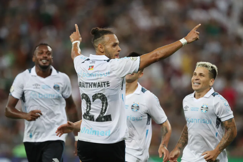 RIO DE JANEIRO, BRAZIL – NOVEMBER 1: Martin Braithwaite of Gremio celebrates with teammates after scoring the team’s first goal during the match between Fluminense and Gremio as part of Brasileirao 2024 at Maracana Stadium on November 1, 2024 in Rio de Janeiro, Brazil. (Photo by Wagner Meier/Getty Images)