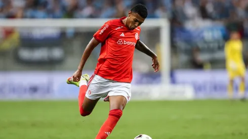 Matheus Dias jogador do Internacional durante partida contra o Gremio no estadio Arena do Gremio pelo campeonato Gaucho 2023.