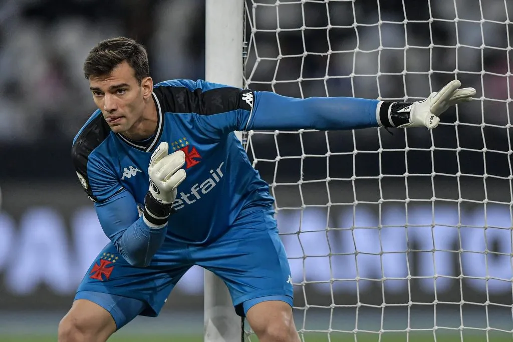 RJ – RIO DE JANEIRO – 10/08/2024 – BRASILEIRO A 2024, VASCO X FLUMINENSE – Leo Jardim goleiro do Vasco durante partida contra o Fluminense no estadio Engenhao pelo campeonato Brasileiro A 2024. Foto: Thiago Ribeiro/AGIF