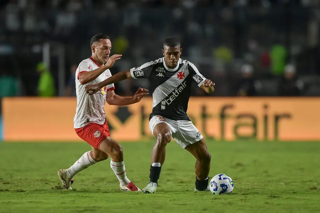 Rayan jogador do Vasco disputa lance com Fabinho jogador do Bragantino – Foto: Thiago Ribeiro/AGIF