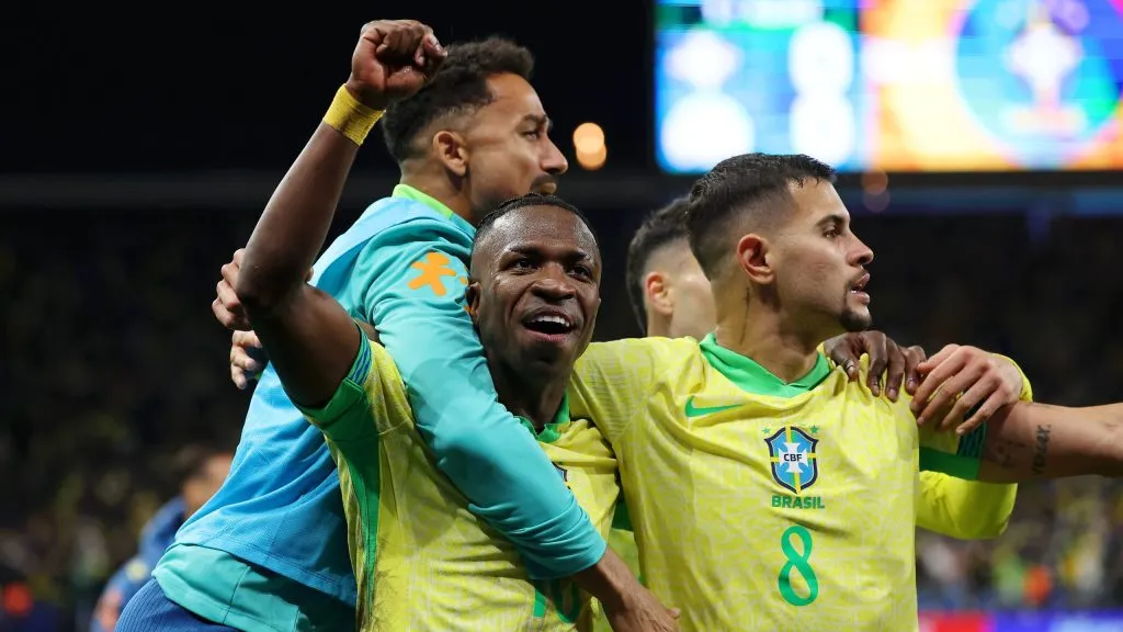 Vini Jr comemorando gol pela Seleção Brasileira ao lado de Danilo e Bruno Guimarães. (Photo by Wagner Meier/Getty Images)