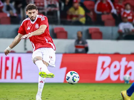 Torcedores do Internacional festejam saída de Agustín Rogel