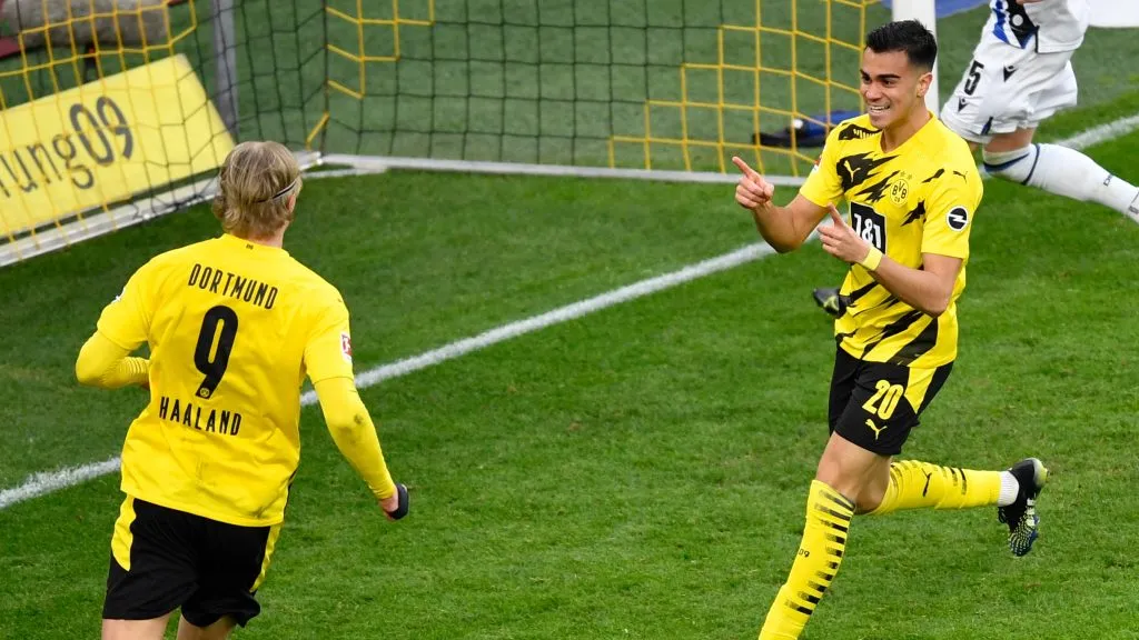 Reinier comemorando gol com Haaland pelo Borussia Dortmund. (Photo by Marius Becker – Pool/Getty Images)